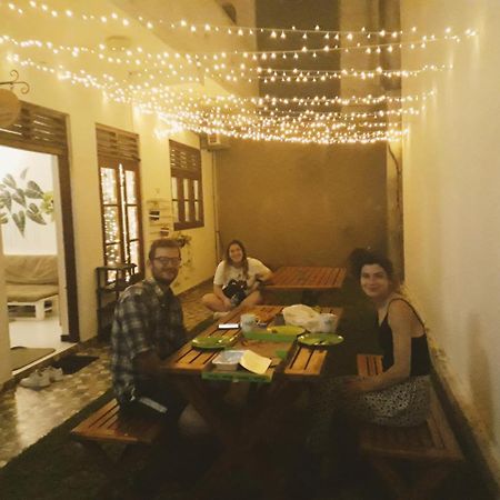 Bed & Bicycle Hostel Dehiwala-Mount Lavinia Екстериор снимка