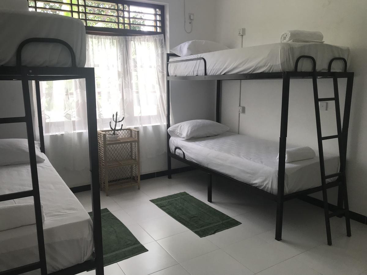 Bed & Bicycle Hostel Dehiwala-Mount Lavinia Екстериор снимка