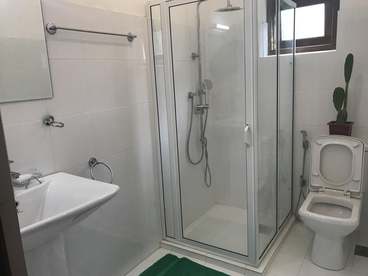Bed & Bicycle Hostel Dehiwala-Mount Lavinia Екстериор снимка